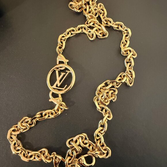 Louis Vuitton Coussin Pochette – Monogram Lambskin Chain Bag in Camel - Picture 5 of 9